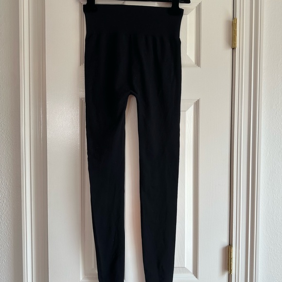 KHY BLACK  SEAMLESS LEGGING - SIZE M
In perfect condition worn once - Picture 3 of 8